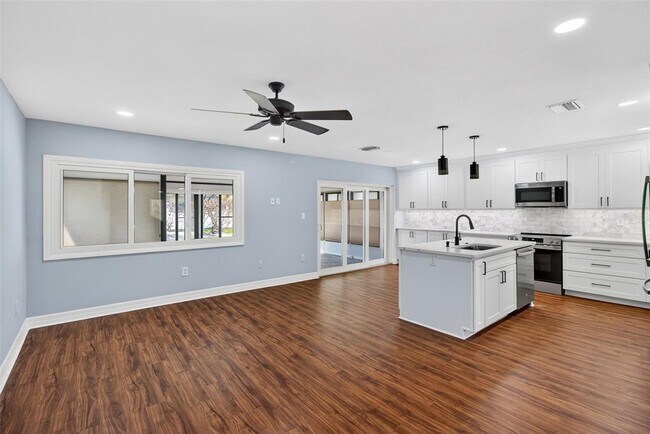 Building Photo - 6660 Cape Hatteras Way NE