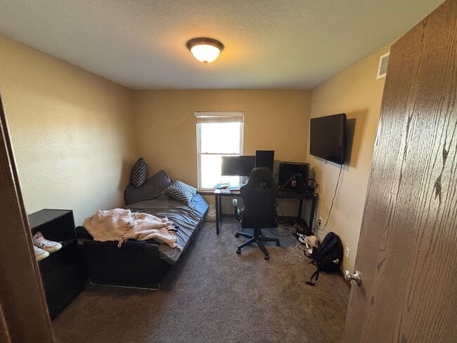 Building Photo - Pre Leasing for 2026-2027 School Year!