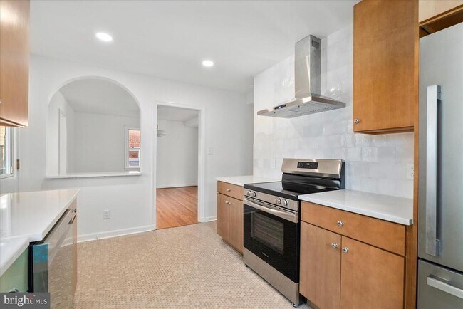 Building Photo - 117 W 14th St