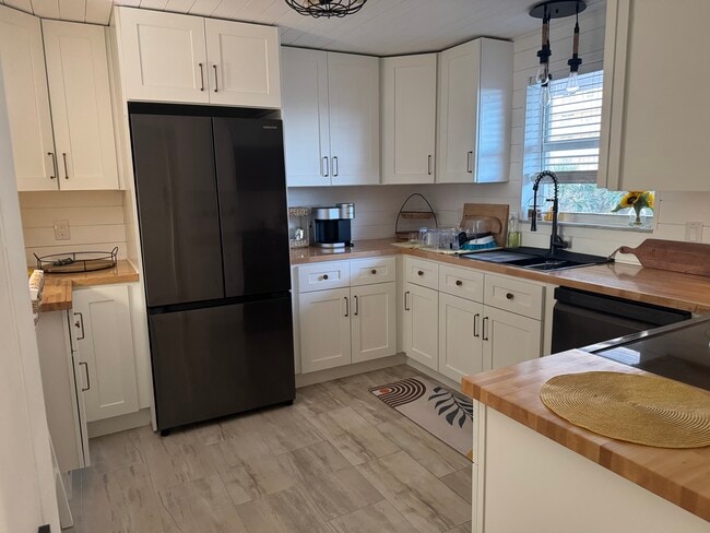 Building Photo - 1050 Hillsboro Mile