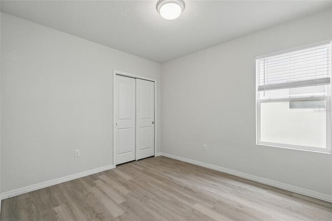 Building Photo - 5079 Royal Point Ave