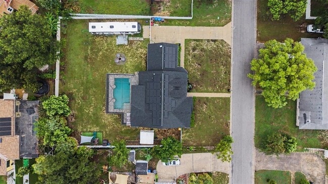Building Photo - 606 Royal Crest Dr