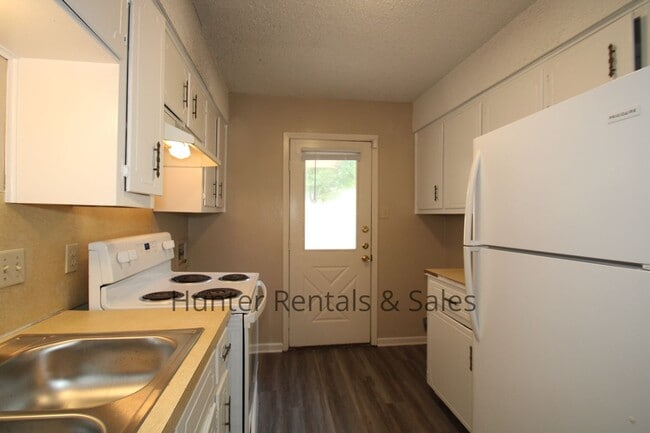 Building Photo - Two-Story Living!