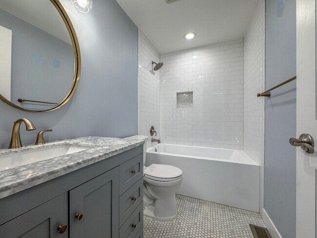 Building Photo - 9300 NE 132nd Pl