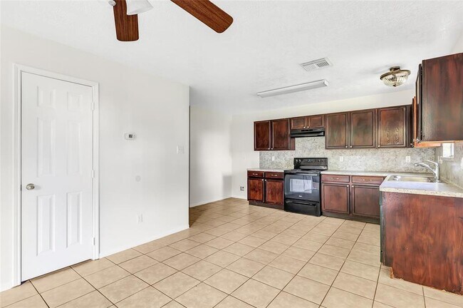 Building Photo - 9834 Bobolink Dr