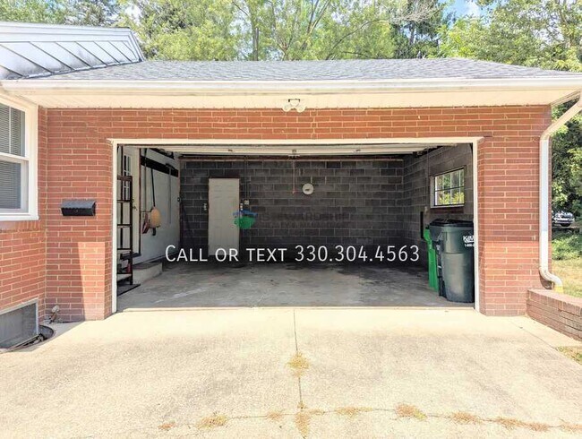 Building Photo - 1021 Bachtel St SE