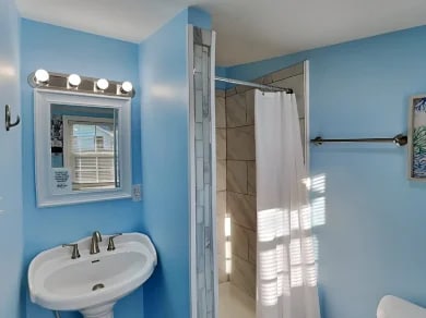 Shared Bathroom - 411 Monroe Ave