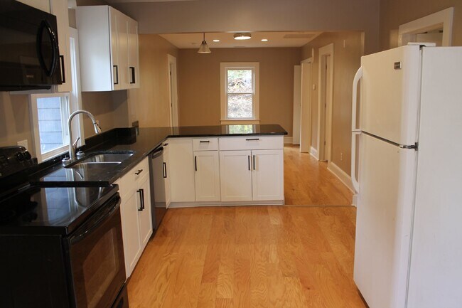 Building Photo - 3 bedroom 2 bathroom home