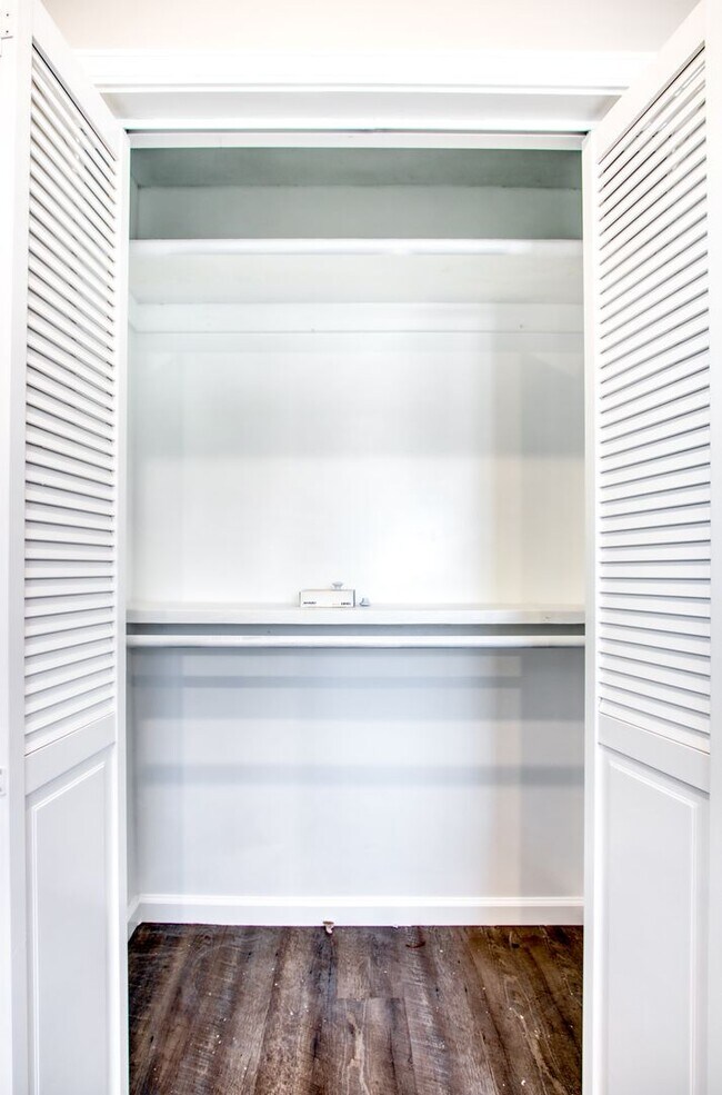 Building Photo - Newly Renovated 2 Bedroom 2 Bath Condo / Gated Parking / East Dallas