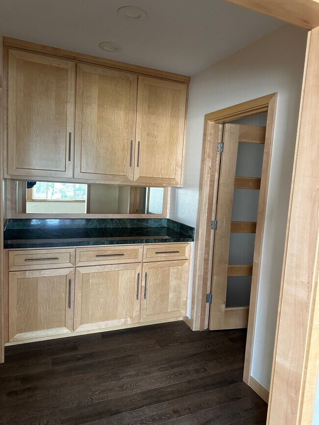 Building Photo - One Bedroom Steps From The Beach