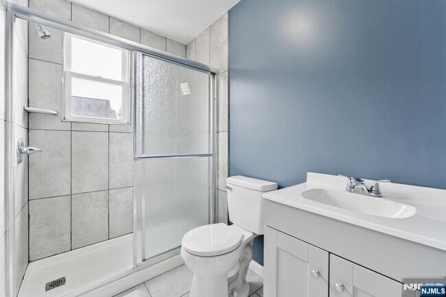 Building Photo - 16 John St