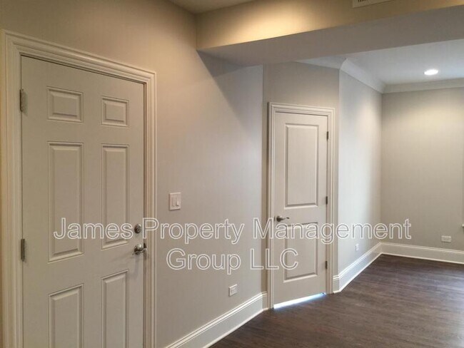 Building Photo - 5920 N Artesian Ave