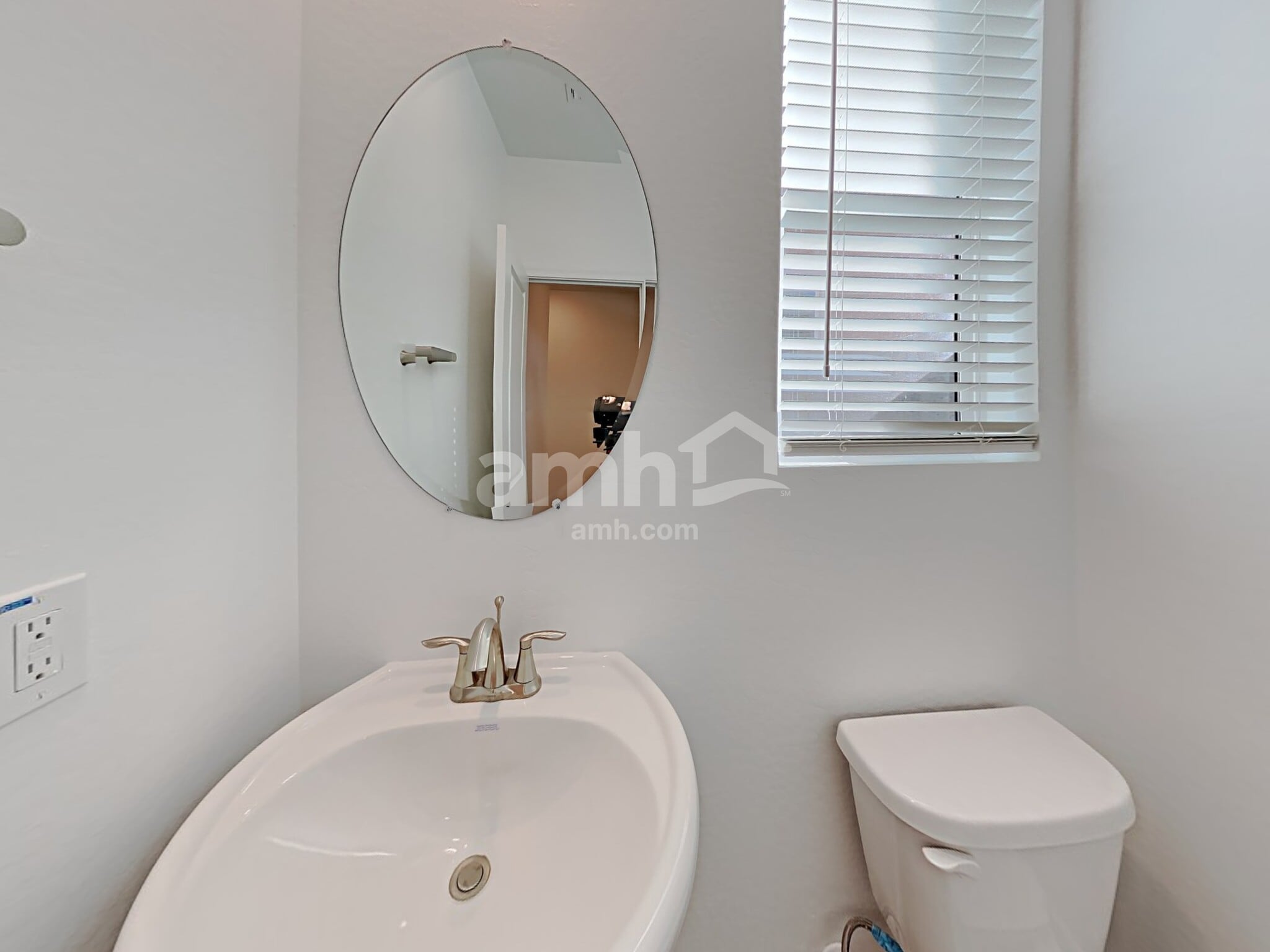 Building Photo - 638 W Harbor Dr