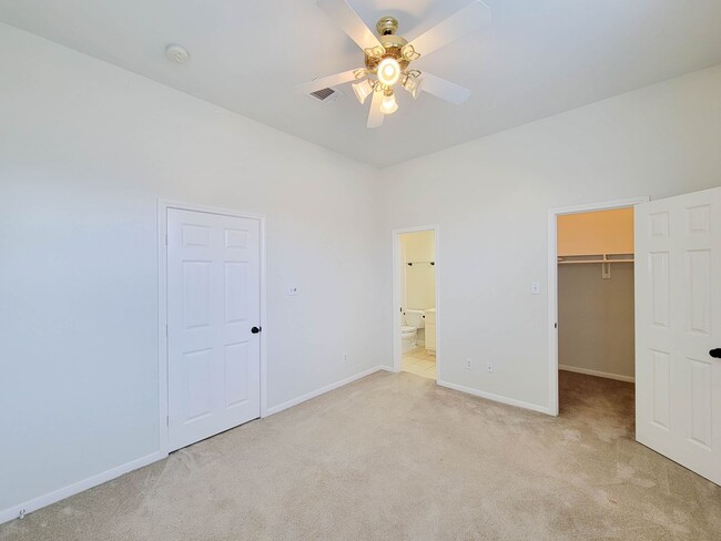 Building Photo - Beautiful Home with a Smart, Functional Floor Plan!