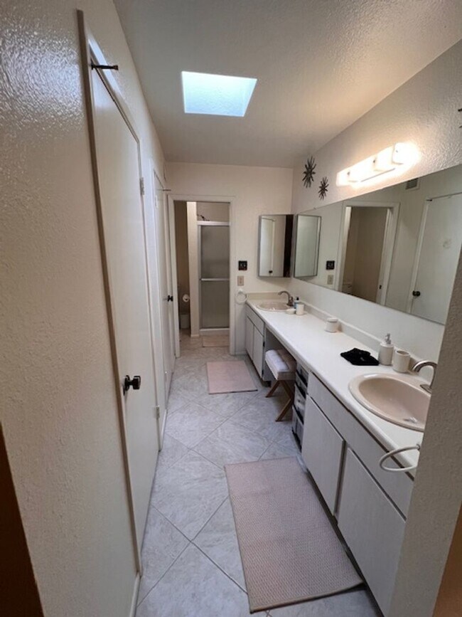Building Photo - 25246 S Glenburn Dr