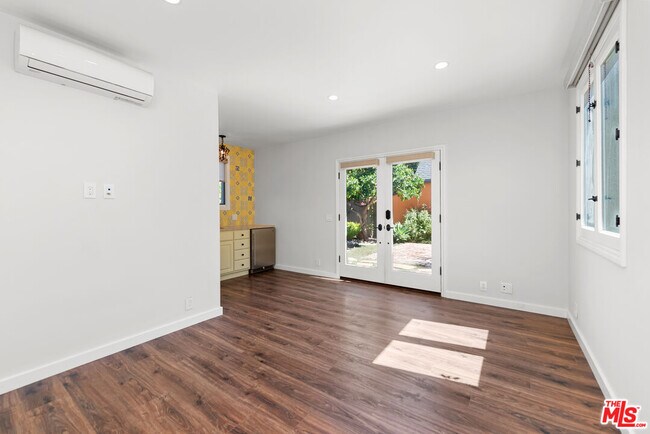 Building Photo - 1039 Hi Point St