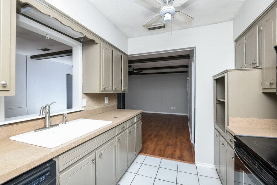 Building Photo - 2532 Belhaven Dr