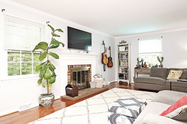 Building Photo - Beautiful Greenbrier Heights Home With Fen...