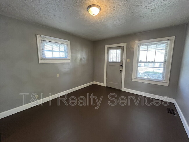 Building Photo - 941 N Drexel Ave