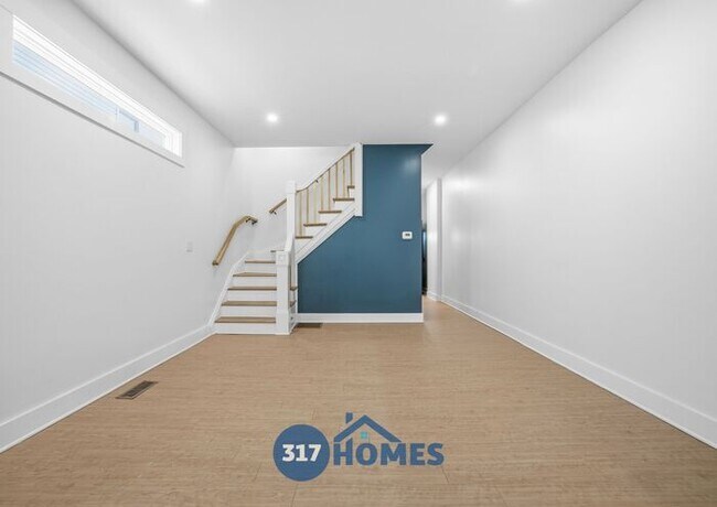 Building Photo - Modern 3 Bedroom Townhome with Skyline Views in Holy Cross