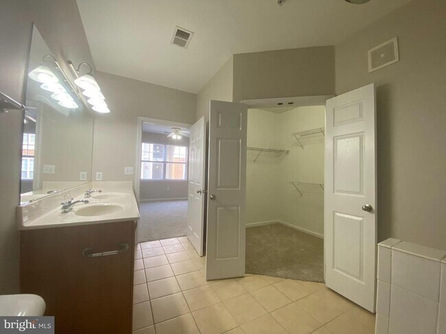 Building Photo - 12929 Centre Park Cir