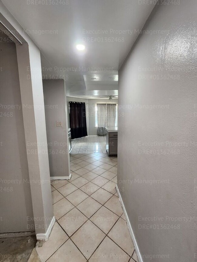 Building Photo - Charming 3 bedrooms/ 2.5 bathroom home.