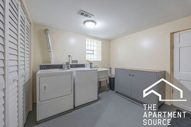 Building Photo - 2118 N Avers Ave