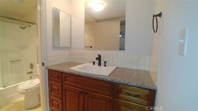 Building Photo - 2020 Beachwood Dr