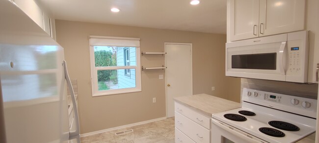 Building Photo - Darling Updated 3 Bedroom Ranch Located a Block from Glenwood City Park and Just a few Blocks fro...