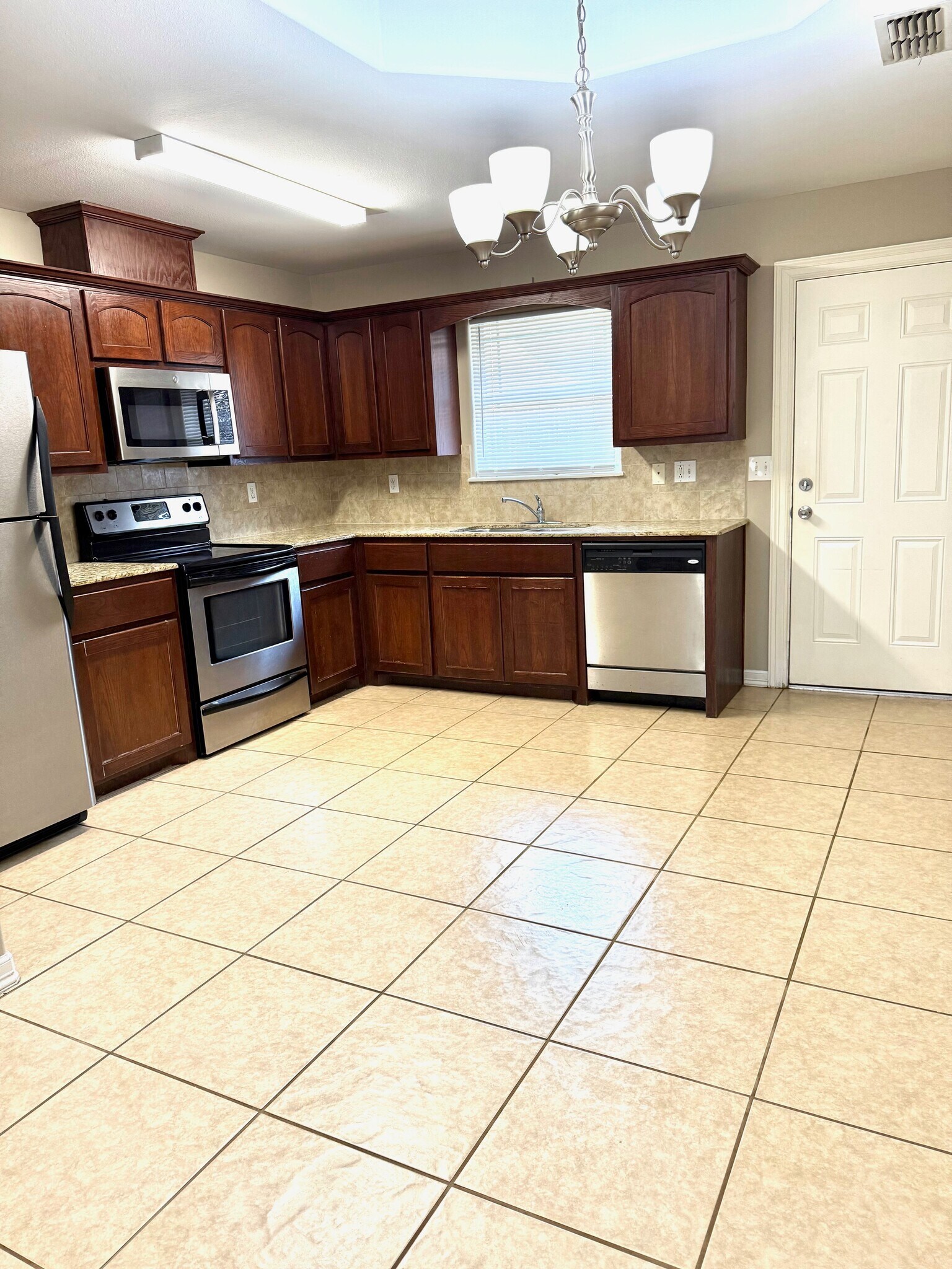 A COOKS DREAM KITCHEN! - 3607 Sheraton Ave