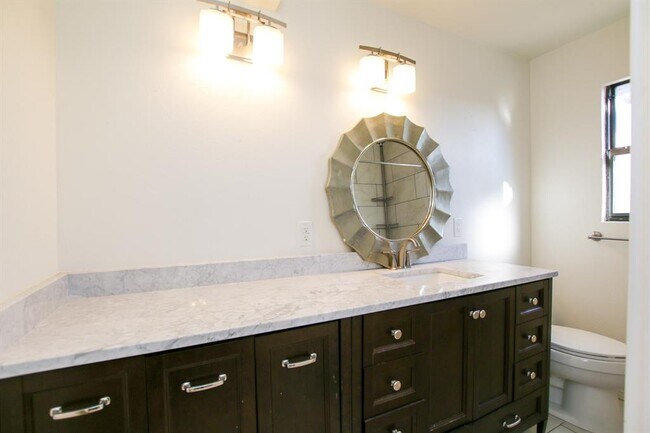 Building Photo - 6824 Southridge Dr