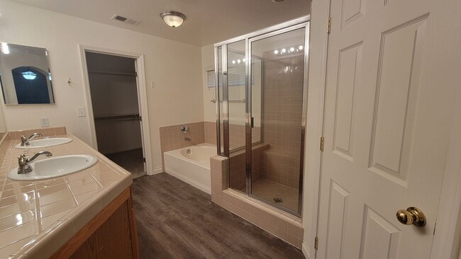 Building Photo - 10919 Golden Valley Dr