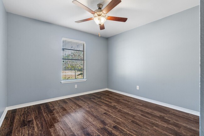 Building Photo - 9134 Lakeside Dr