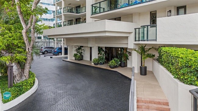 Building Photo - 2575 S Bayshore Dr
