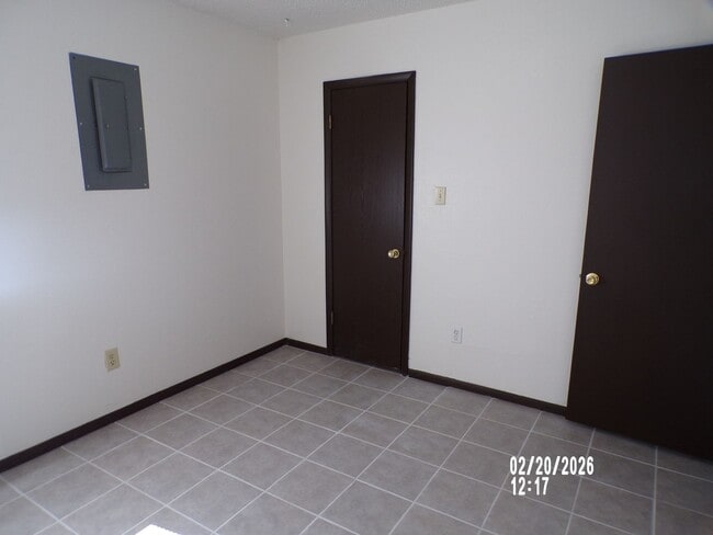 Building Photo - 2 STORY TOWNHOUSE , CLOSE TO SHOPPING AND RESTAURANTS