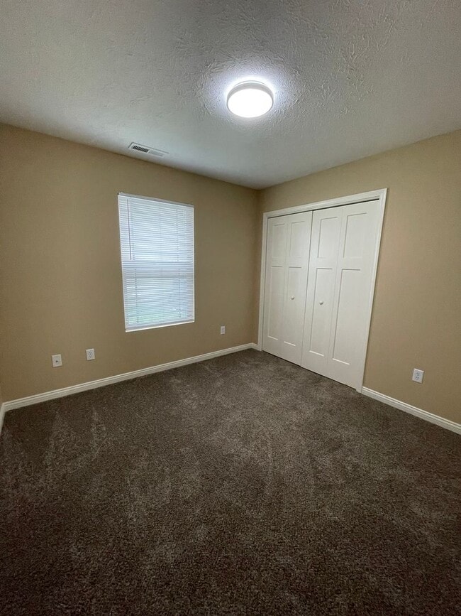 Building Photo - Single family home, with fenced in backyard!