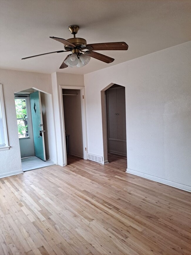 Building Photo - 949-4 Pendragon 426-426 1/2 Polk Street