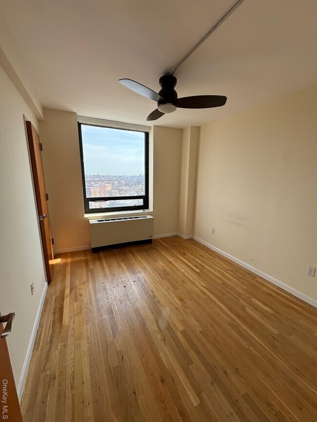 Building Photo - 116-24 Grosvenor Ln