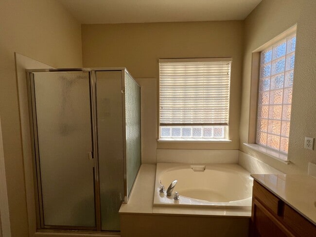 Building Photo - 4-bedroom single story located in Sylvan S...