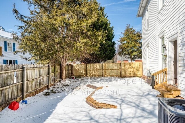 Building Photo - 8753 Signal Hill Rd