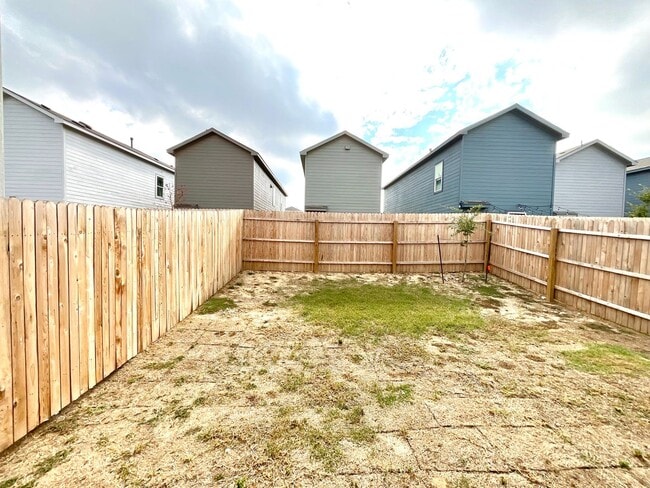 Building Photo - **APPLICATION RECEIVED** Modern 3-Bed, 2.5-Bath Home with Included Internet & Fenced Backyard in ...