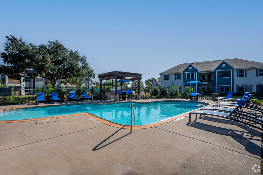 Primary Photo - Stonecreek Apartments