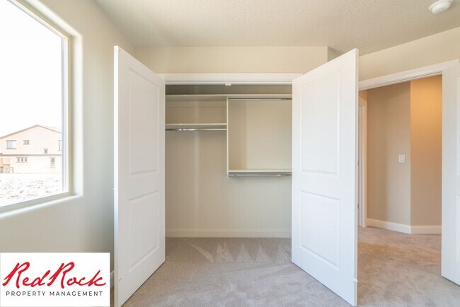 Building Photo - Stunning 4 Bedroom Townhome in Hurricane Heights
