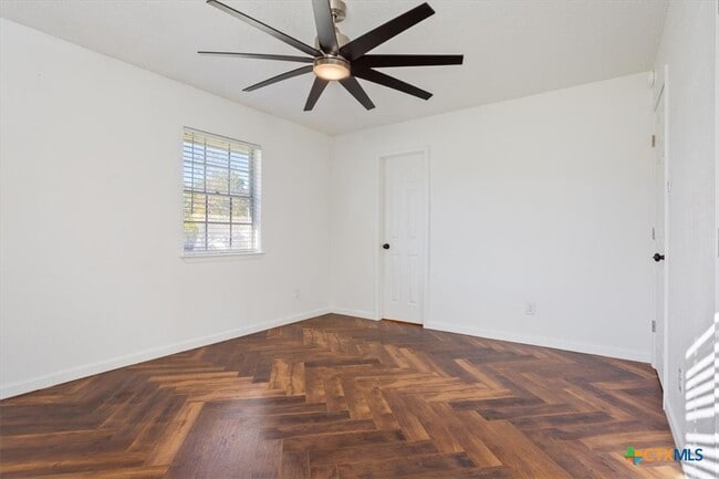 Building Photo - 907 Willow Brk St