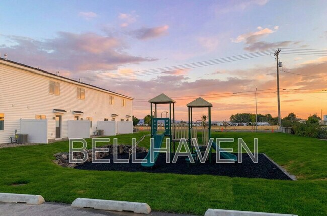 Building Photo - 868 Golden Bear Ln