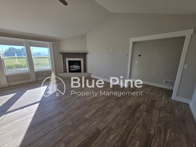 Building Photo - 4589 Blackstone Dr