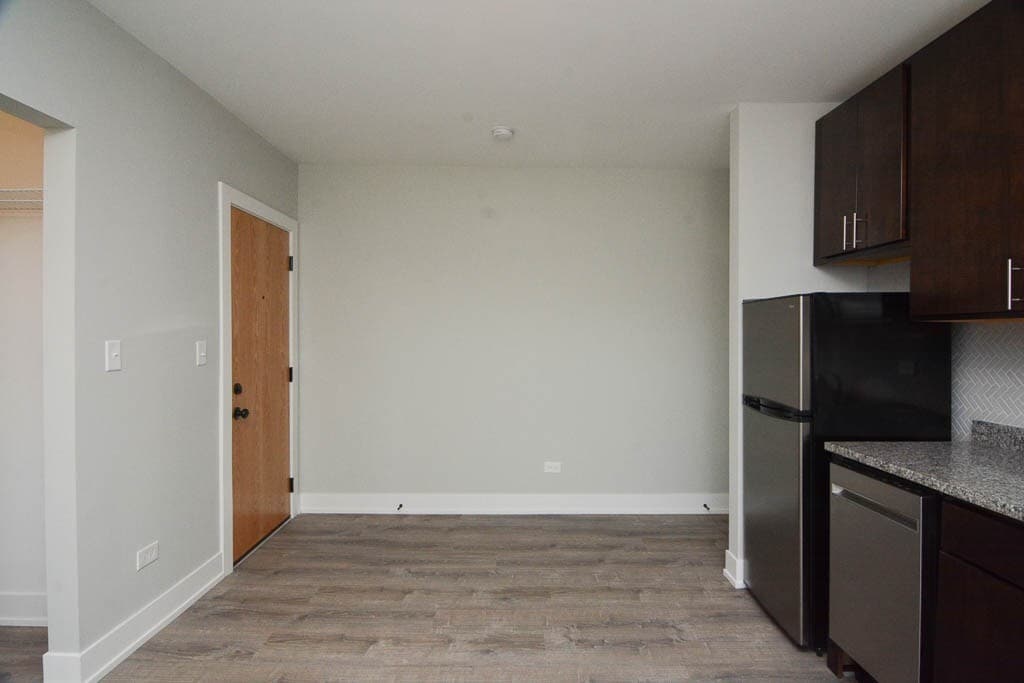 Building Photo - 533 W Belden Ave