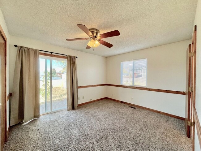Building Photo - 2 Bedroom 1 Bath Rancher in Constitution H...