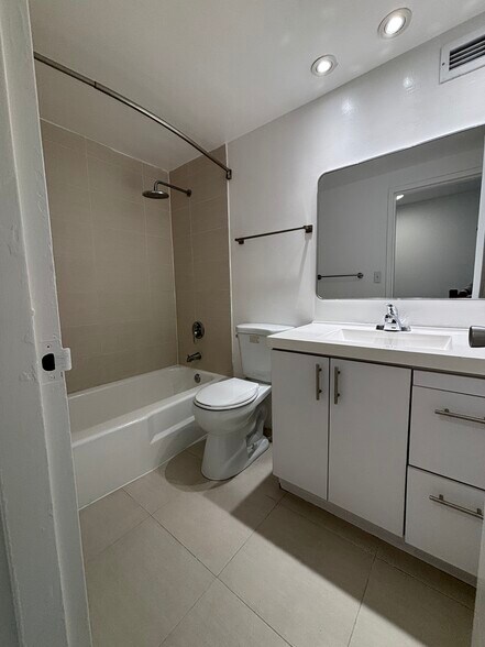 Building Photo - 905 Brickell Bay Dr