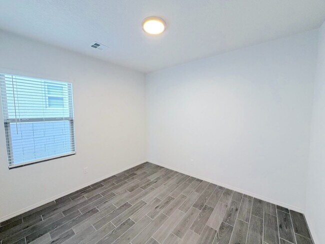 Building Photo - Beautiful 3 bed 2 bath home in Enchanted Hills area of Rio Rancho. Refrigerated Air! Near Hwy 550